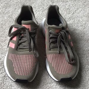 Women’s Adidas tennis shoes!